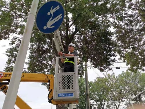 守護(hù)城市動脈 大風(fēng)來襲，石河子市政工人緊急加固交通指示牌
